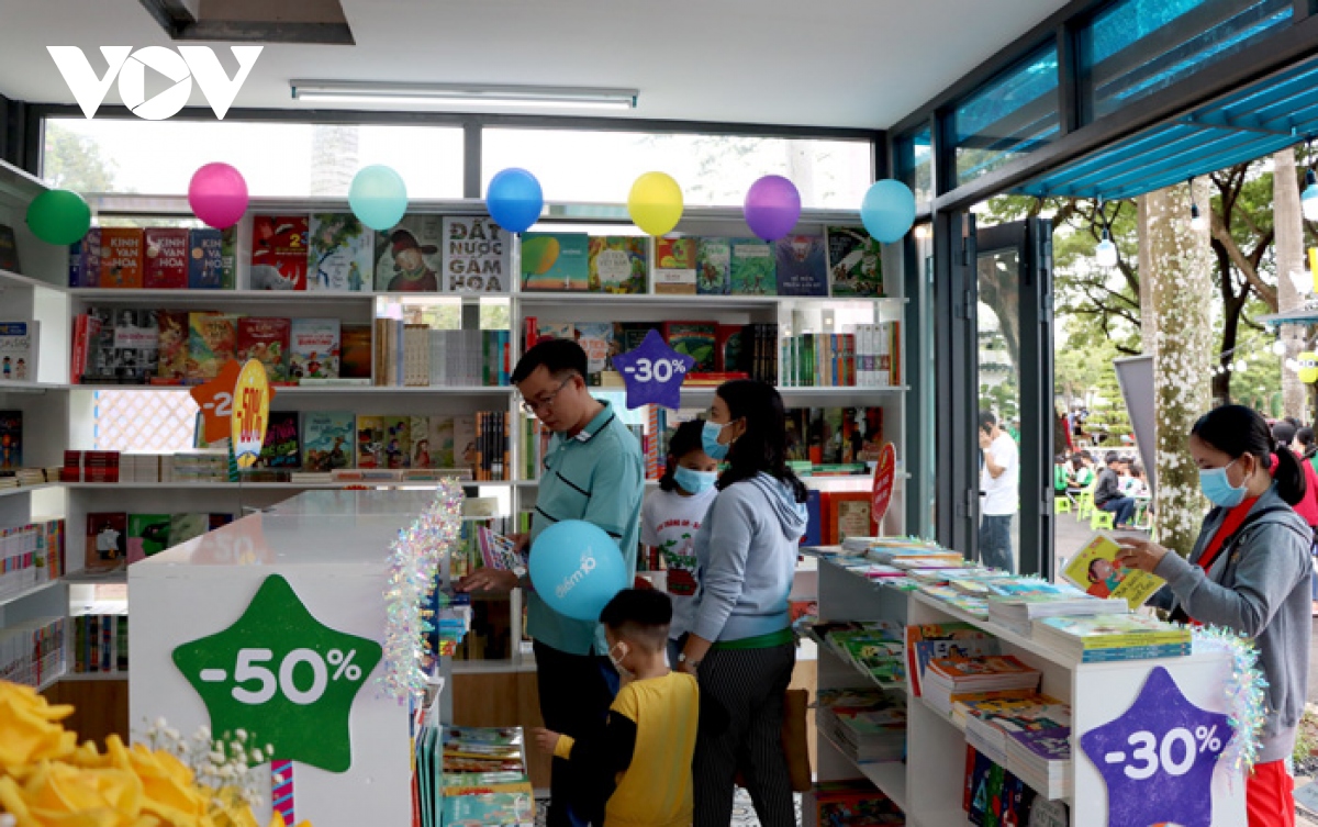 Dong Thap weiht die erste Buchstraße im Mekong-Delta ein