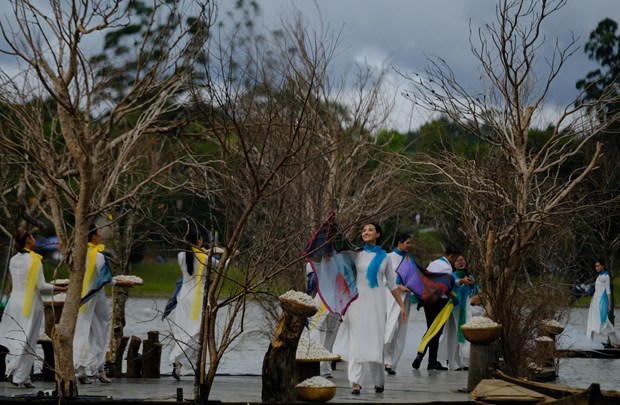 Blumenfestival Da Lat: Modenschau der Seiden Bao Loc