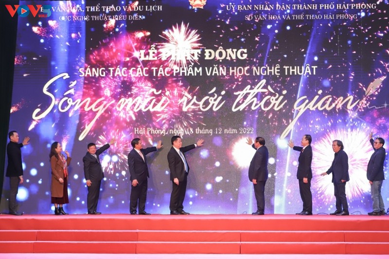 Start des Wettbewerbs der Literatur- und Kunstwerke „Ewig mit der Zeit leben“