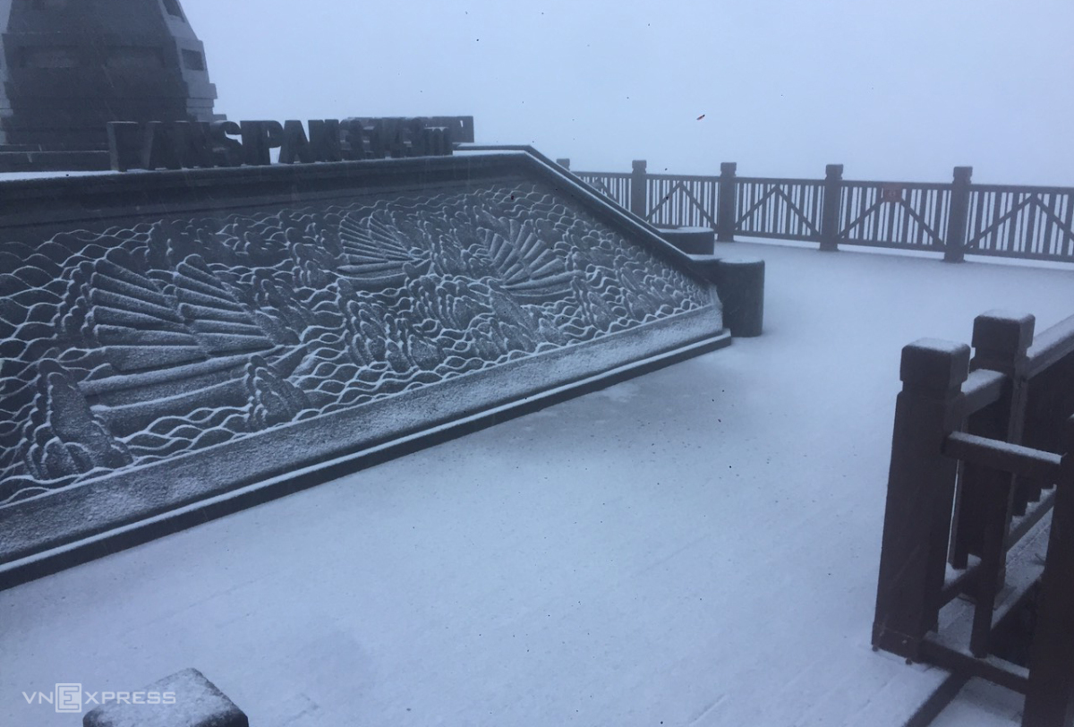 Fasipan-Gipfel in Lao Cai vom Schnee bedeckt