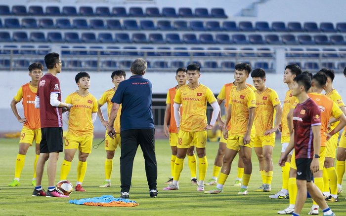 U22-Fußballmannschaft beginnt Taktik-Übungen