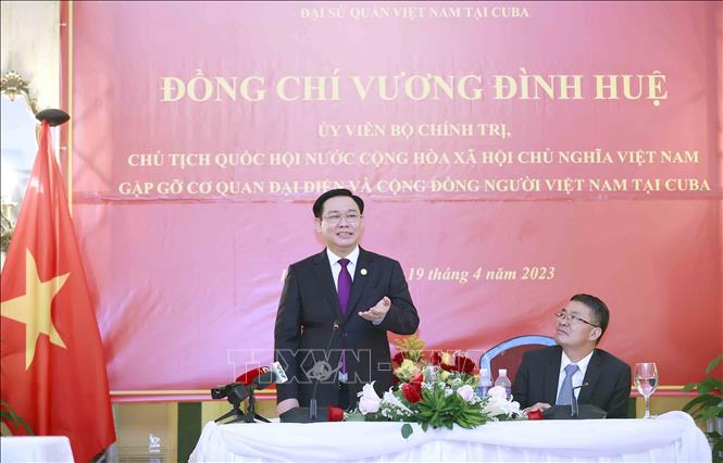 Parlamentspräsident Vuong Dinh Hue besucht vietnamesische Botschaft und Fidel Castro Ruz Zentrum