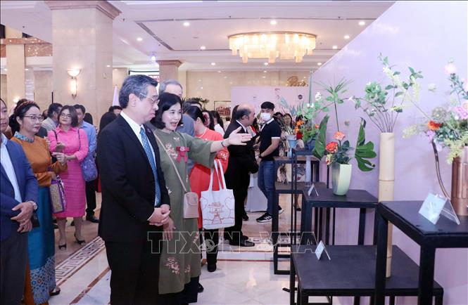 Ausstellung der Kunst des Blumenarrangements der Japaner in Ho Chi Minh Stadt