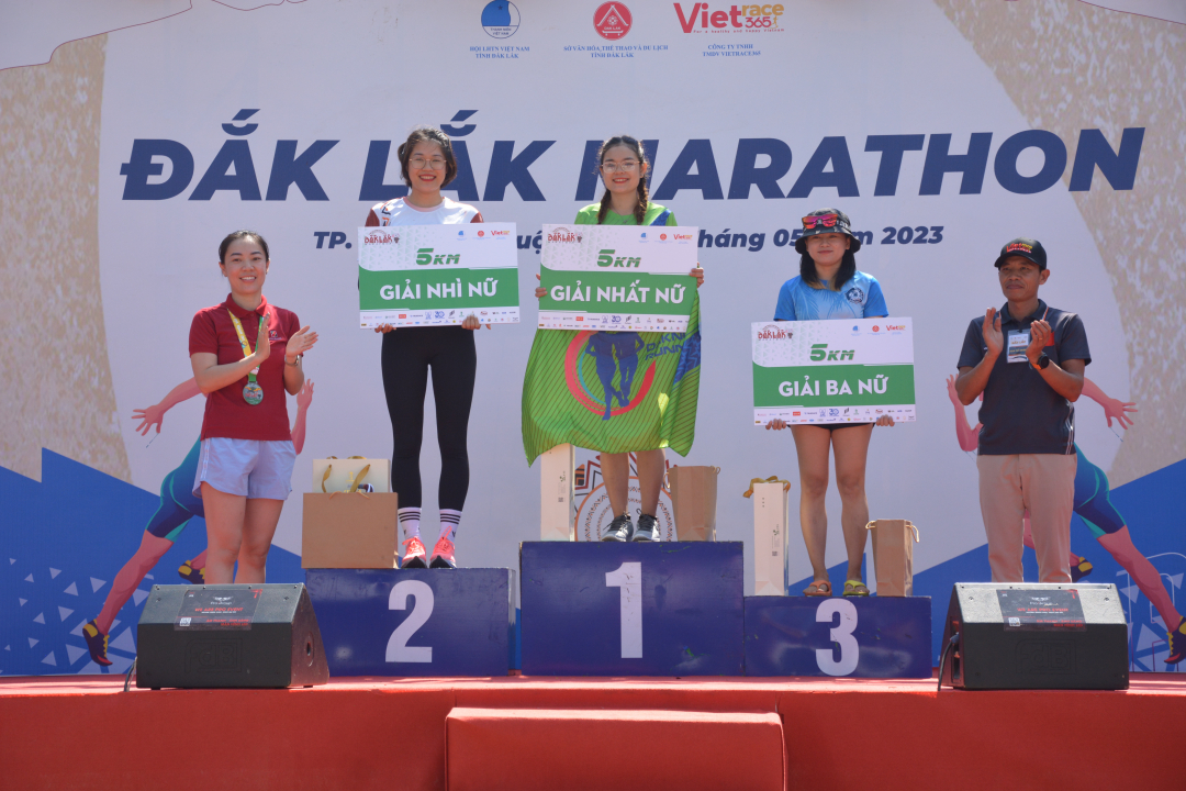 Fast 2000 Läufer beteiligen sich am Marathonlauf in Dak Lak 2023