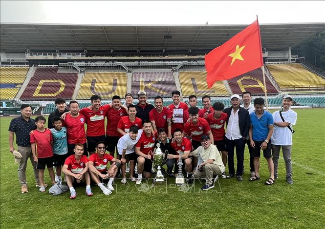 Eindruck vietnamesischer Fußballmannschaft bei Fußballturnier des tschechischen Senats