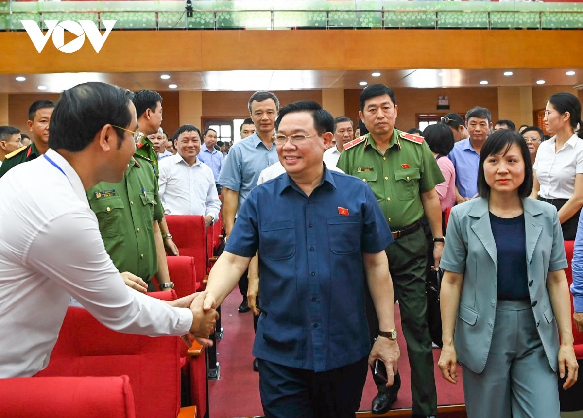 Parlamentspräsident Vuong Dinh Hue trifft Wähler der Stadt Hai Phong