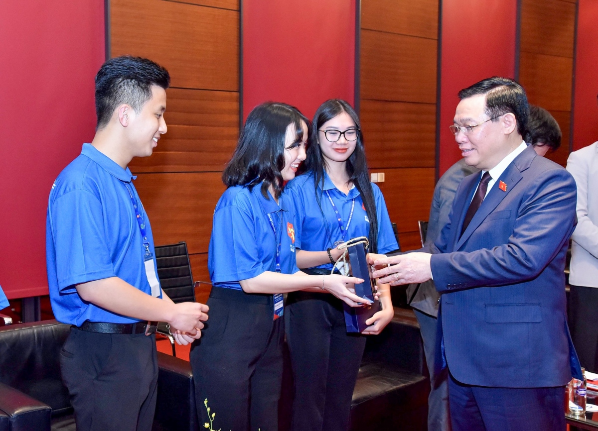 Parlamentspräsident Vuong Dinh Hue trifft vorbildliche Jugendliche Vietnams