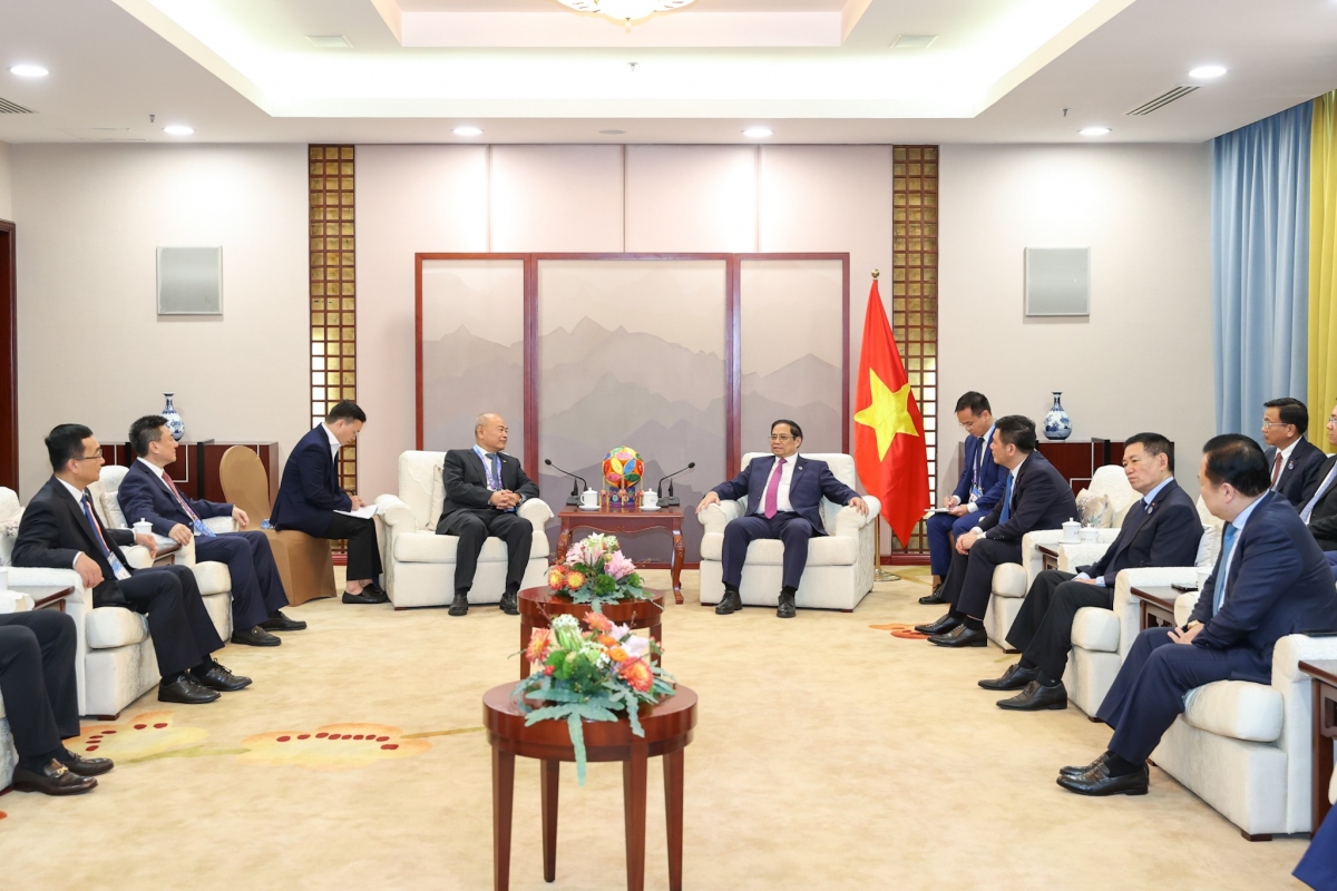 Premierminister Pham Minh Chinh trifft Vertreter großer Konzerne Chinas