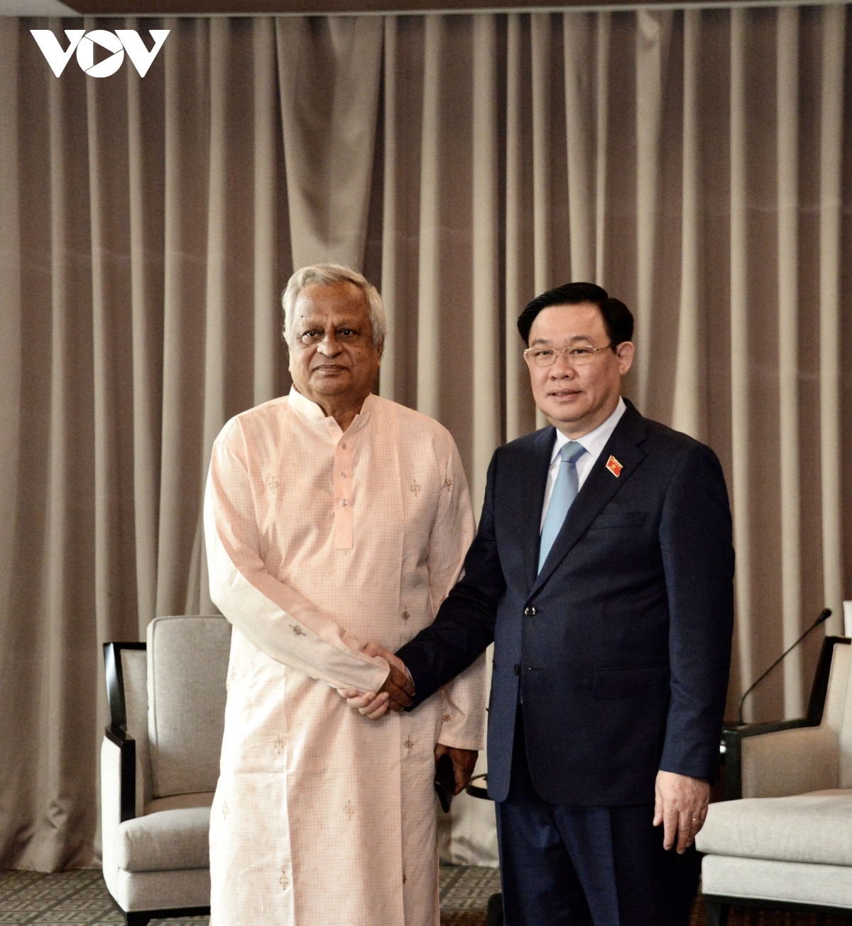 Parlamentspräsident Vuong Dinh Hue empfängt Leitung der Parteien in Bangladesch