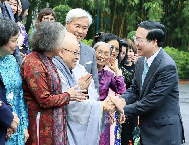 Staatspräsident Vo Van Thuong trift Vertreter des Stipendienfonds Vu A Dinh