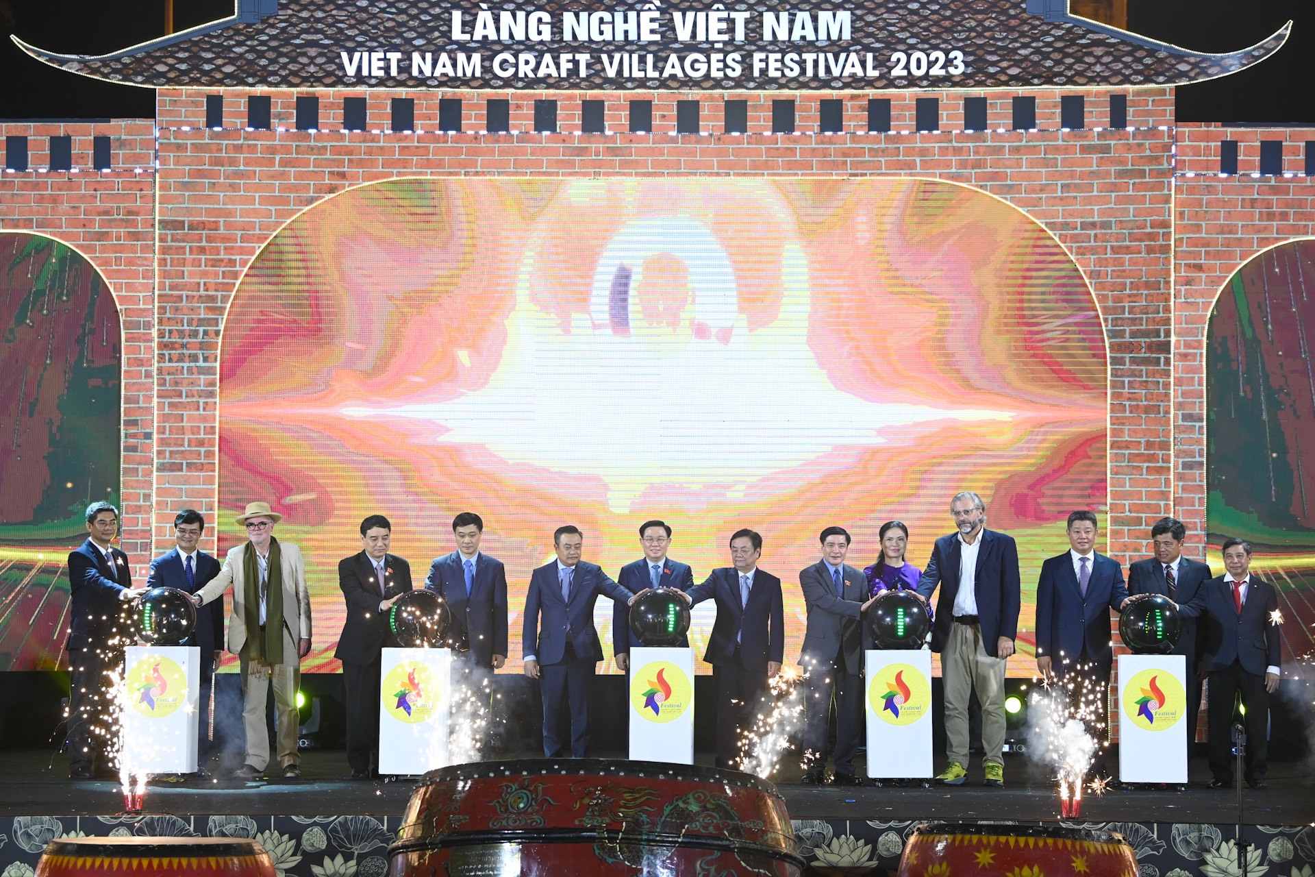 Parlamentspräsident Vuong Dinh Hue zu Gast beim Festival zur Bewahrung und Entwicklung der Handwerksdörfer 2023