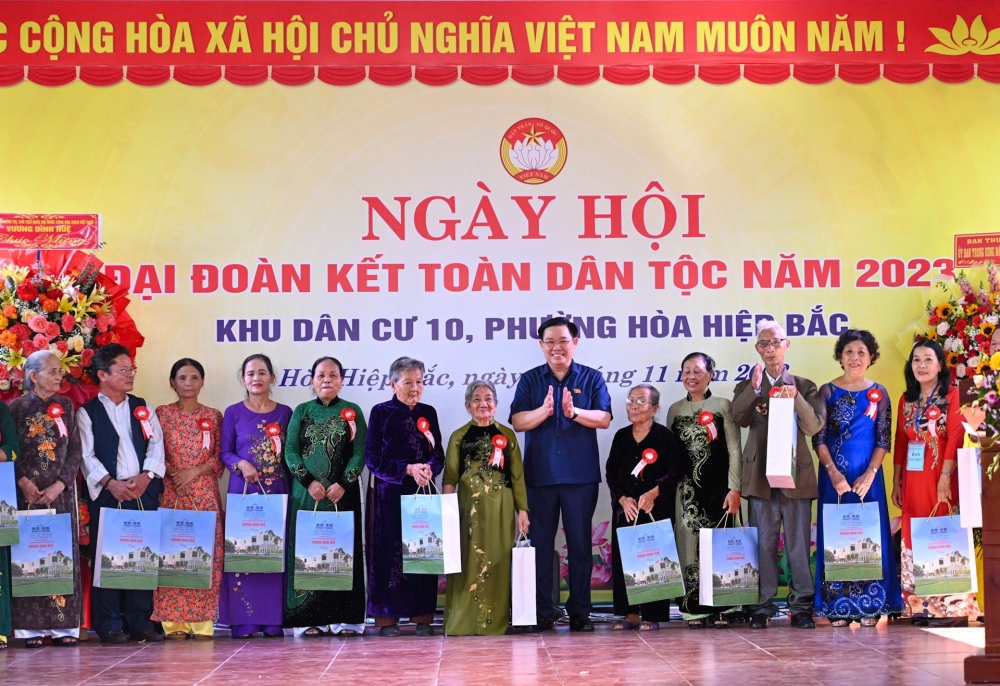 Parlamentspräsident Vuong Dinh Hue nimmt am Festtag der nationalen Solidarität in Da Nang teil