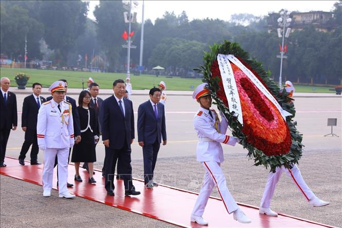 Chinas Staatspräsident Xi Jinping besucht Ho Chi Minh-Mausoleum