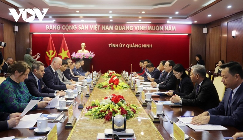 Bulgariens Parlamentspräsident trifft vietnamesische Alumni und besucht Provinz Quang Ninh