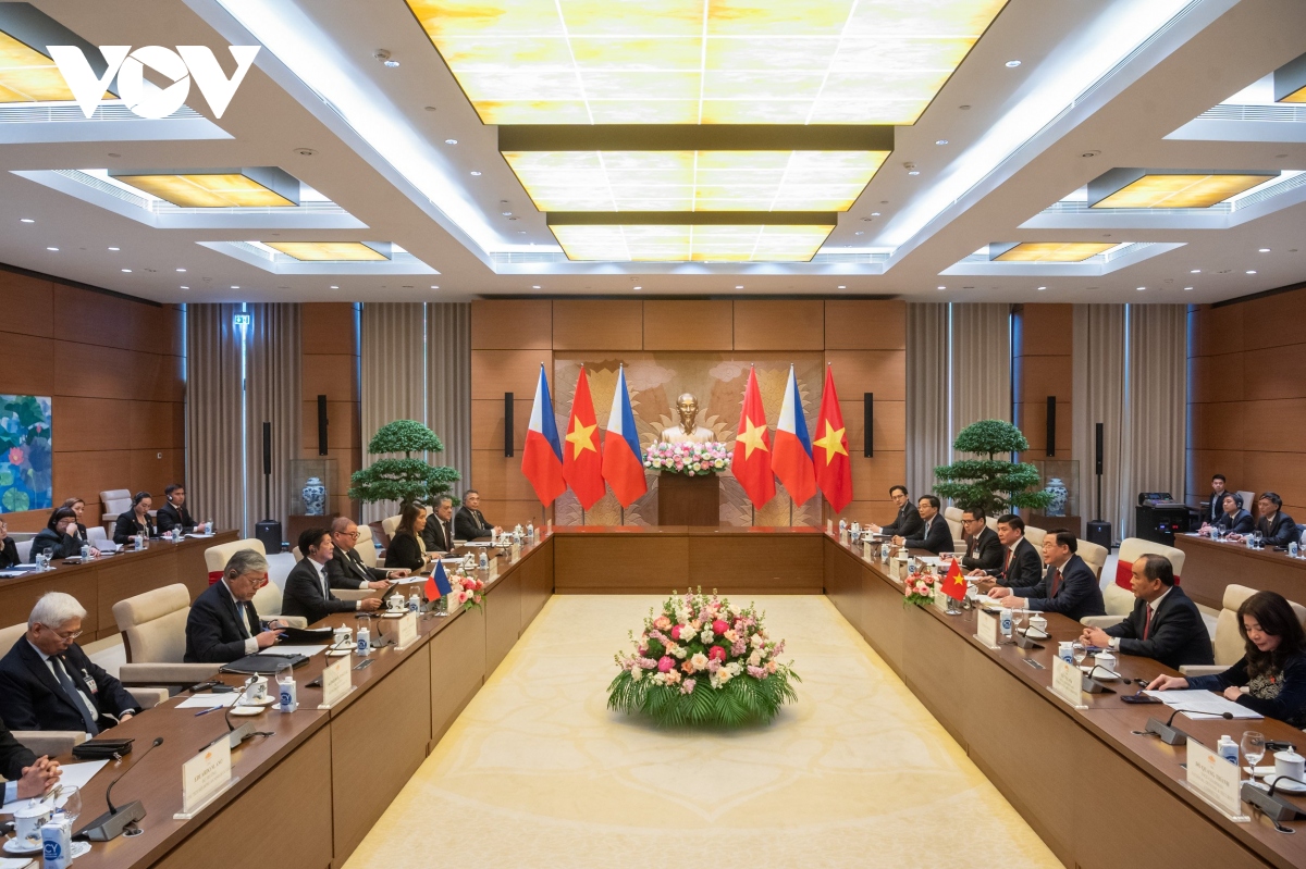 Parlamentspräsident Vuong Dinh Hue trifft den philippinischen Präsidenten Ferdinand Marcos Jr.
