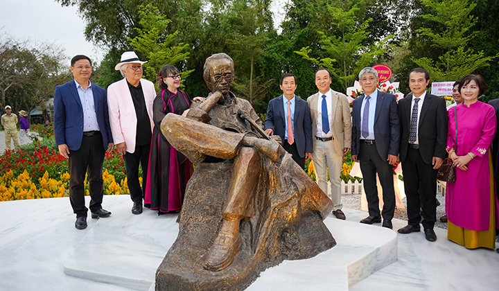 Trinh Cong Son-Bronzestatue in der Stadt Hue eingeweiht