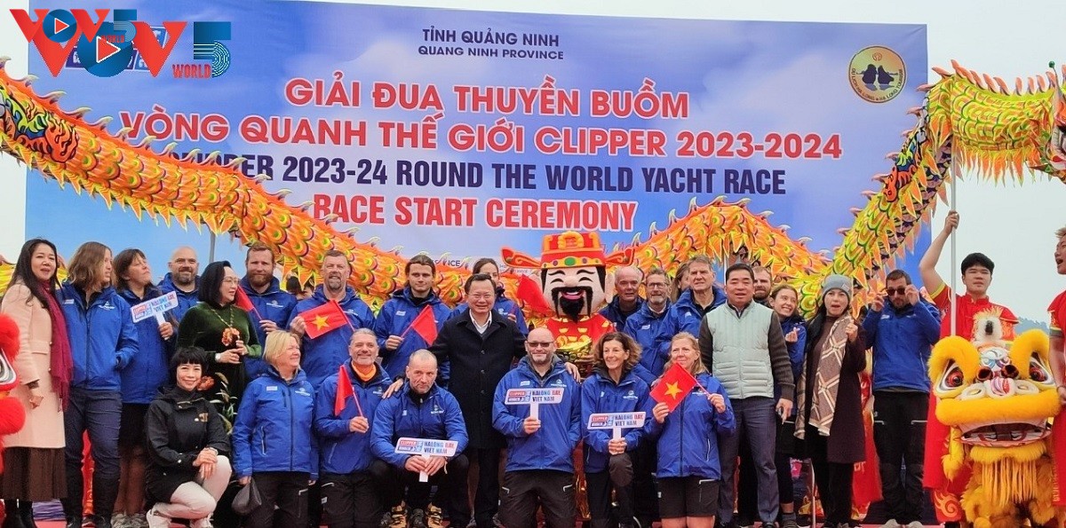Segelboote von Clipper Race setzen das Rennen aus Ha Long fort