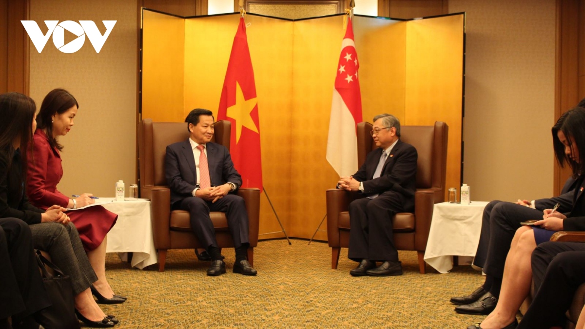 Vizepremierminister Le Minh Khai trifft Amtskollegen aus Kambodscha und Singapur
