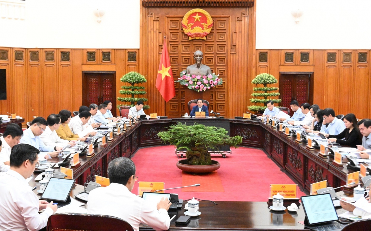 Premierminister Pham Minh Chinh leitet Regierungssitzung über Inflationskontrolle