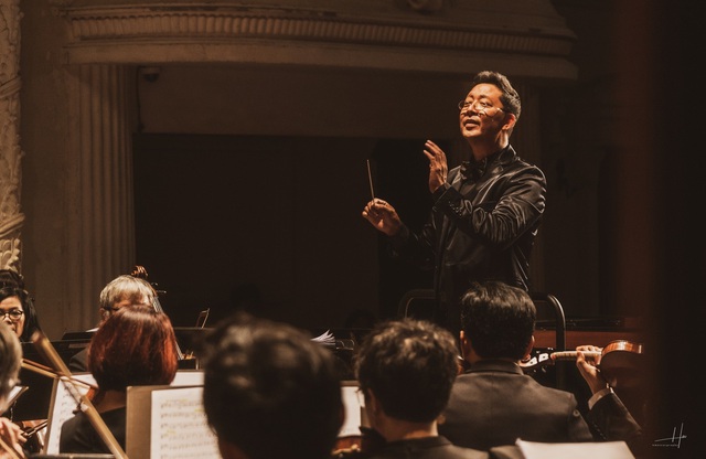 Le Phi Phi dirigiert das Tschaikowski- und Strauss-Konzert