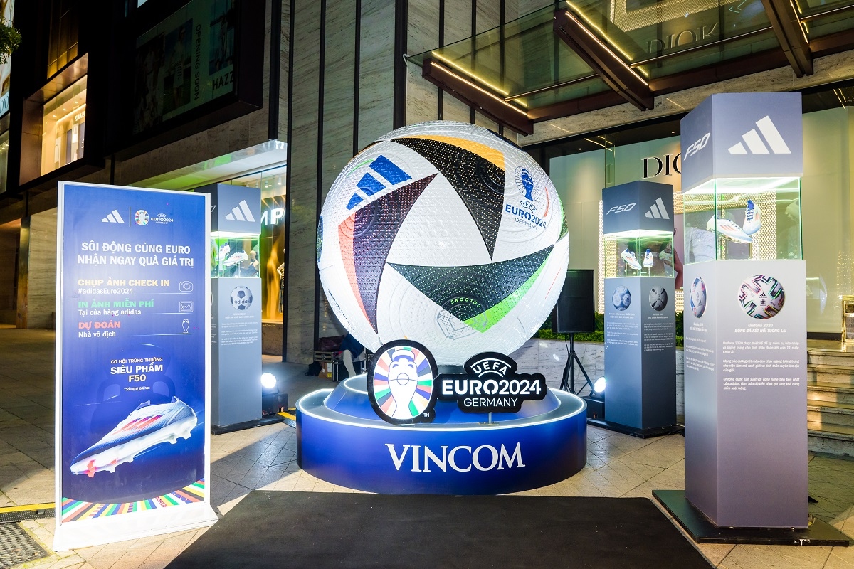 Hanoi begrüßt den riesigen Adidas EURO 2024 Ball „Fußballliebe“