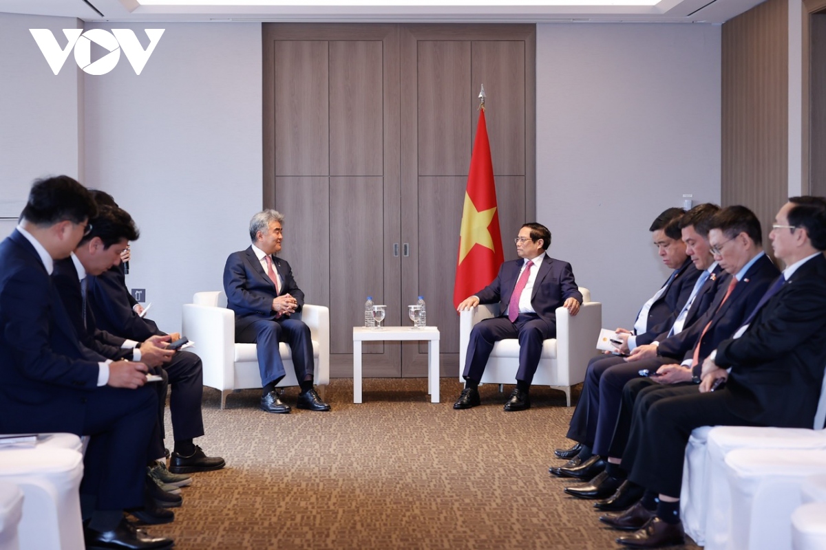 Premierminister Pham Minh Chinh empfängt sechs führende Konzerne Südkoreas