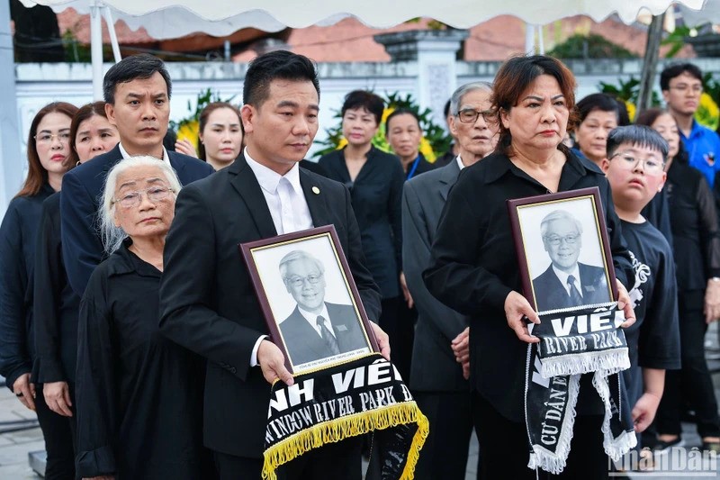Bewohner landesweit nehmen an Trauerfeier für KPV-Generalsekretär Nguyen Phu Trong teil