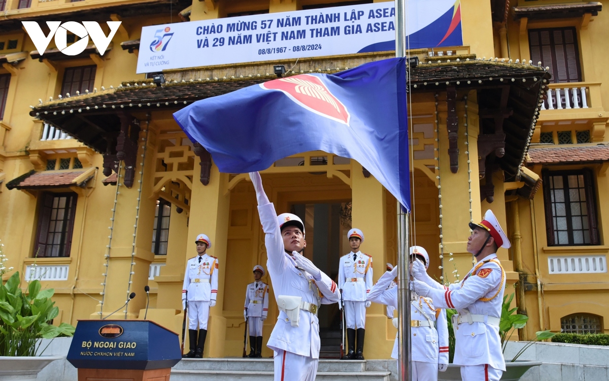 Jährliche Flaggehissen-Zeremonie – Stolz der ASEAN-Länder