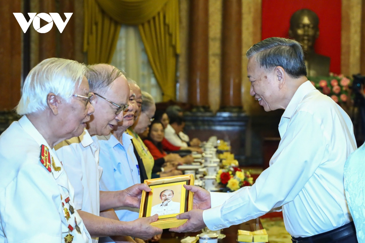 KPV-Generalsekretär To Lam trifft Menschen, die Präsident Ho Chi Minh dienten