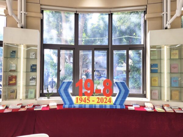 Ausstellung über die Augustrevolution 1945 in Hanoi