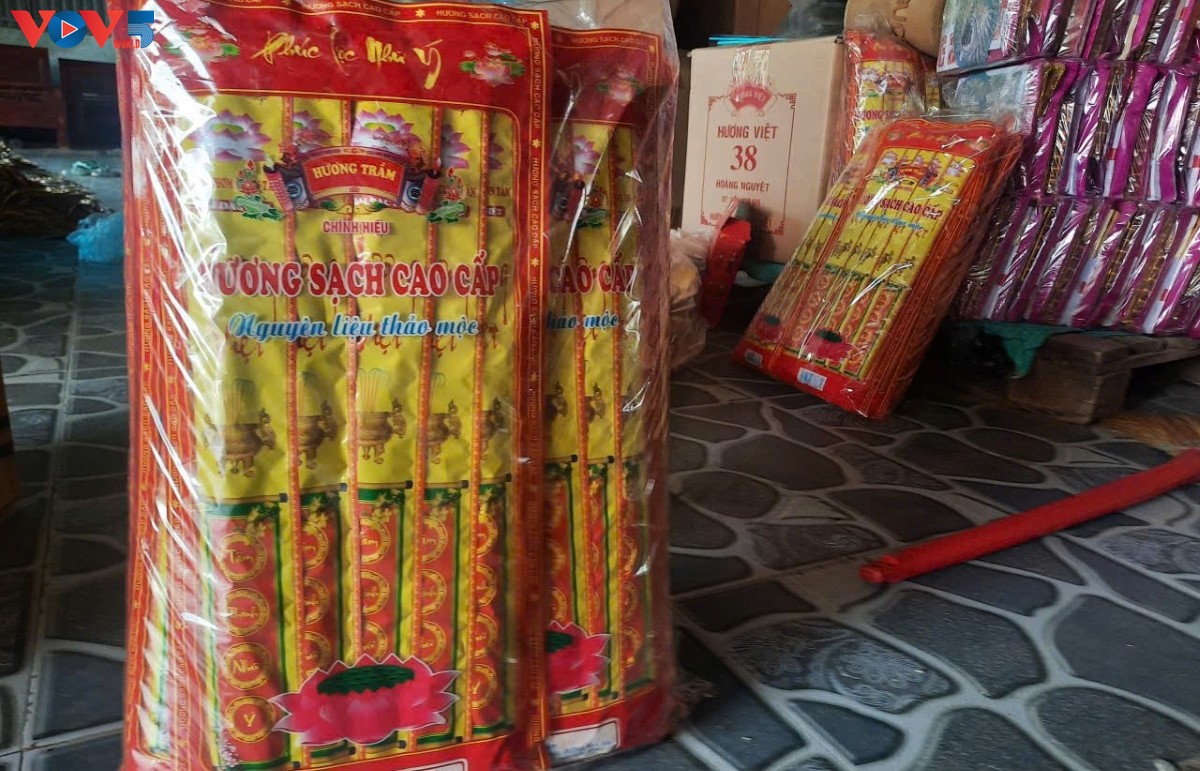 Lebhaftes Jahresendgeschäft im Räucherstäbchendorf Bao An