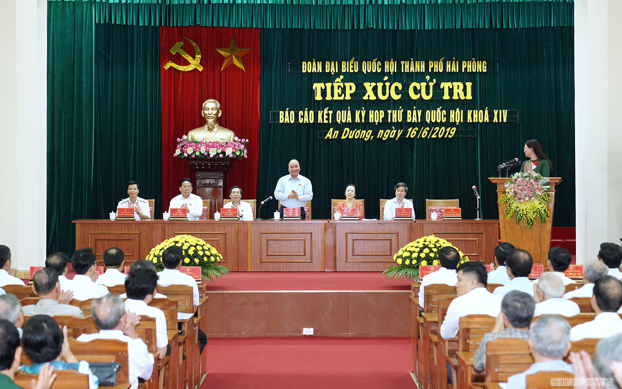 ທ່ານນາຍົກລັດຖະມົນຕີຫງວຽນຊວນຟຸກພົບປະກັບຜູ້ມີສິດເລືອກຕັ້ງຫາຍຟ່ອງ