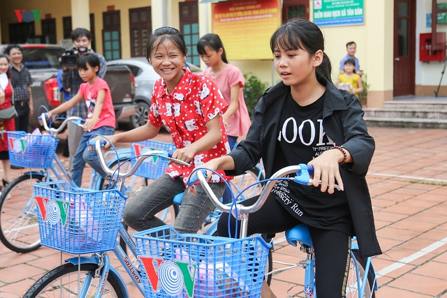 VOV ມອບລົດຖີບ,ທຶນການສຶກສາໃຫ້ນັກຮຽນທຸກຍາກຢູ່ເຂດພູດອຍ