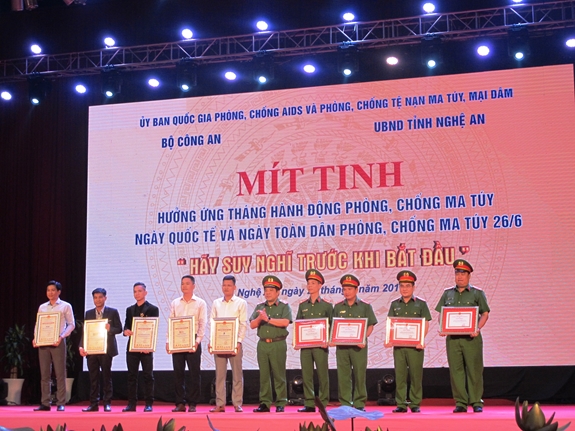 ພິ​ທີ​ໂຮມ​ຊຸມ​ມຸນ ມິດ​ຕິງ​ຕອບ​ສະ​ໜອງ ເດືອນ​ກະ​ທຳ​​ເພື່ອປ້​ອງ​ກັນ ແລະ ຕ້ານຢາ​ເສບ​ຕ​ິດ
