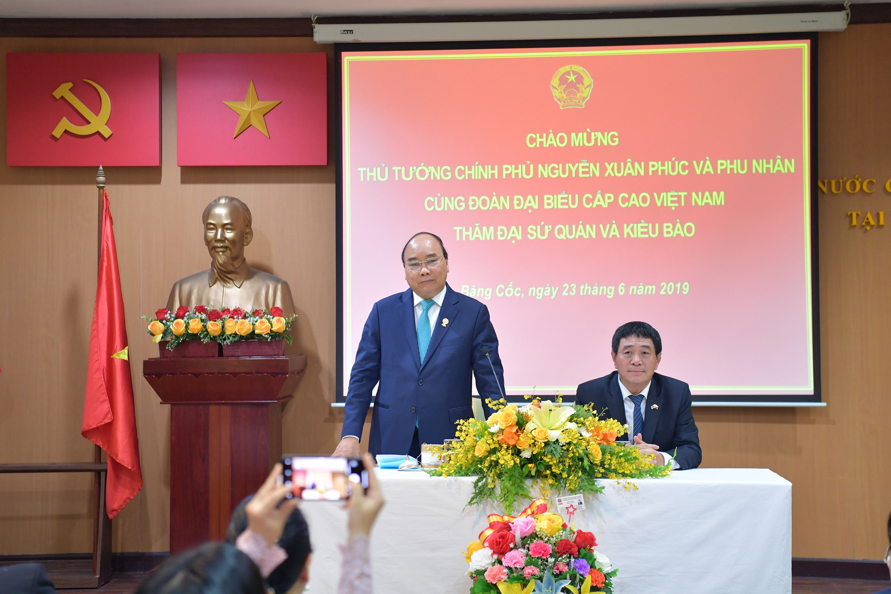 ນາຍົກລັດຖະມົນຕີຫງວຽນຊວນຟຸກພົບປະກັບປະຊາຄົມຊາວຫວຽດນາມອາໄສຢູ່ໄທ