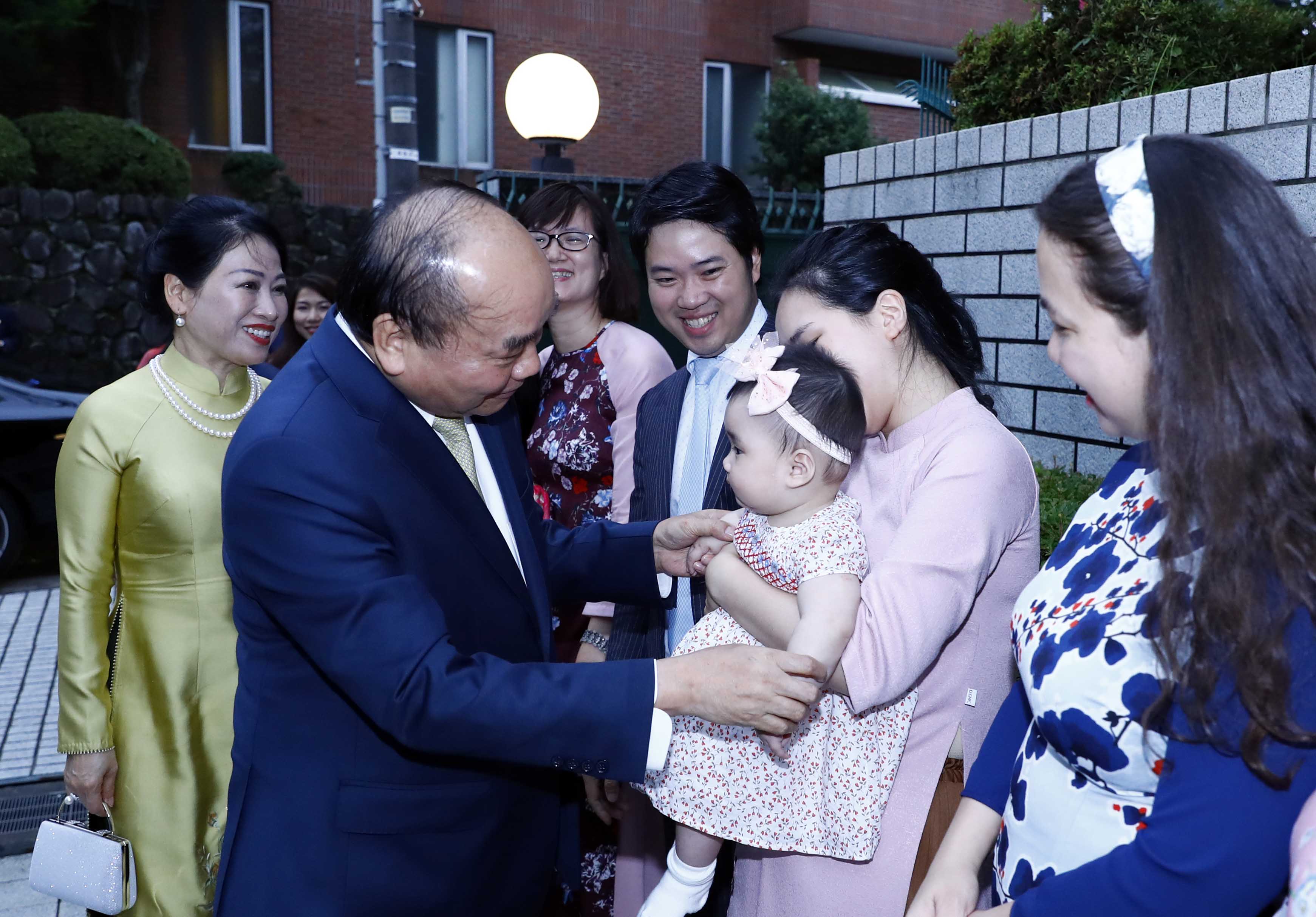 ທ່ານນາຍົກລັດຖະມົນຕີ ຫງວຽນຊວັນຟຸກ ພົບປະກັບນັກປັນຍາຊົນ, ຊາວ ຫວຽດນາມ ອາໄສຢູ່ ຍີ່ປຸ່ນ