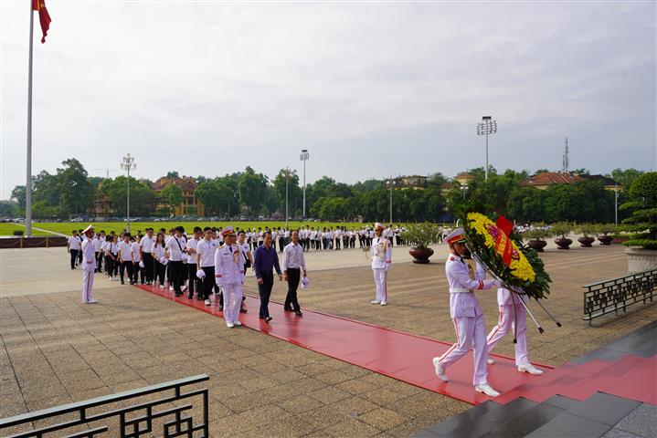 ຊາວໜຸ່ມຫວຽດນາມອາໄສຢູ່ຕ່າງປະເທດມີຄວາມປະທັບໃຈເມື່ອມາຢ້ຽມຢາມສຸສານປະທານໂຮ່ຈິມິນ