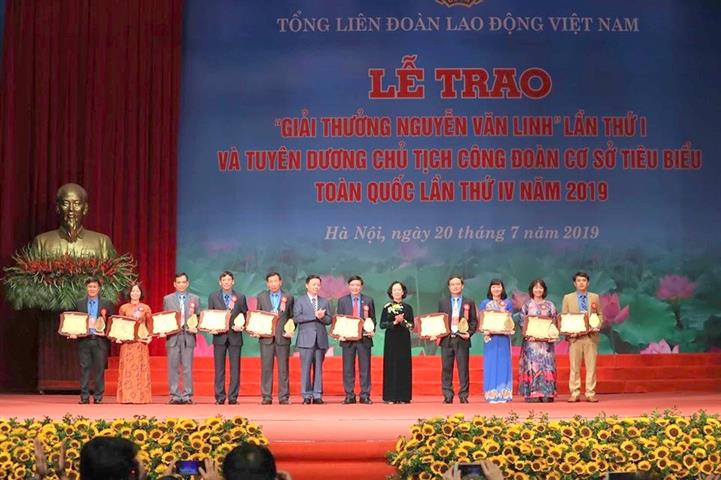 ທ່ານນາງເຈືອງທິມາຍເຂົ້າຮ່ວມພິທີມອບລາງວັນ ຫງວຽນວັນລິງ ຄັ້ງທີ 1