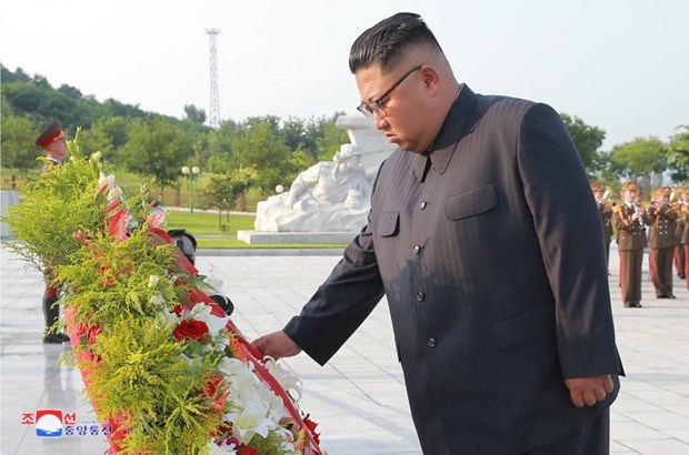 ການນຳ Kim Jong un ໄປໄວ້ອາໄລສຸສານນັກຮົບເສຍສະຫຼະຊີວິດໃນສົງຄາມ ເກົາຫຼີ