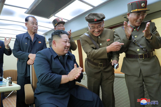 ການນຳ Kim Jong un ຕິດຕາມກວດກາເຫດທົດລອງອາວຸດໃໝ່