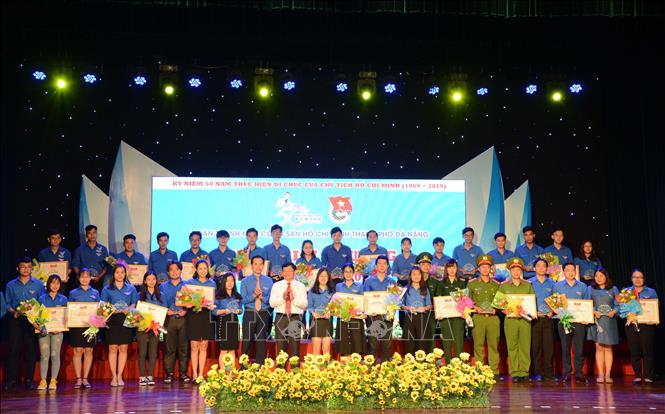 ດ່ານັ້ງຍ້ອງຍໍຊາວໜຸ່ມກ້າວໜ້າປະຕິບັດຕາມຄຳສັ່ງສອນຂອງປະທານໂຮ່ຈີມິນ