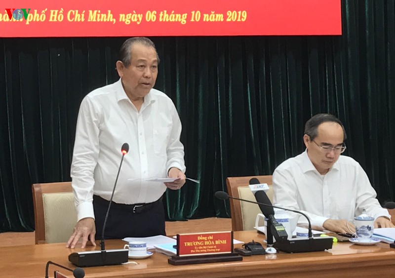 ຮອງນາຍົກລັດຖະມົນຕີຜູ້ປະຈຳການລັດຖະບານເຈືອງຮ່ວາບິ່ງກວດກາວຽກງານປ້ອງກັນ,ຕ້ານການສໍ້ລາດບັງຫຼວງຢູ່ນະຄອນໂຮ່ຈິມິນ