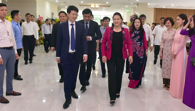 ພິທີສະເຫຼີມສະຫຼອງ 10 ປີແຫ່ງວັນປະຕິບັດມະຕິກ່ຽວກັບການຍົກລະດັບ ແລະ ປ່ຽນຊື່ໜັງສືພິມ ດ້າຍບ໋ຽວເຍີນເຢິນ (ຜູ້ແທນປະຊາຊົນ)