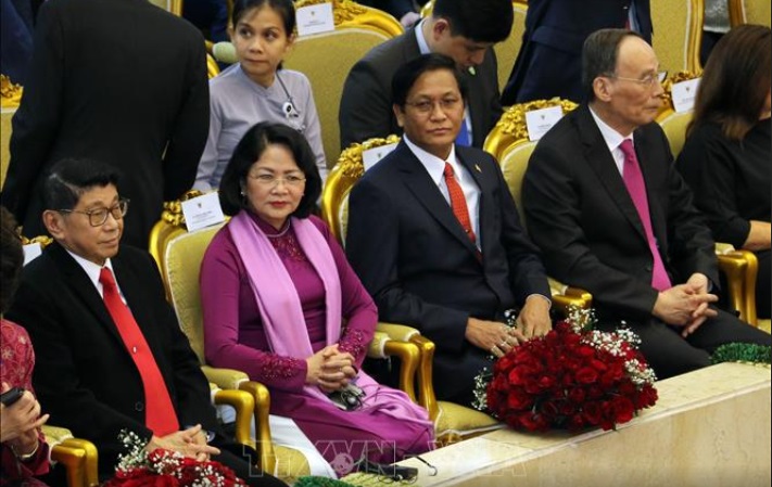 ຮອງປະທານປະເທດຫວຽດນາມເຂົ້າຮ່ວມພິທີສາບານຕົວຮັບດຳລົງຕຳແໜ່ງຂອງປະທານາທິບໍດີອິນໂດເນເຊຍ,ພົບປະເຈລະຈາກັບການນຳຫຼາຍປະເທດ