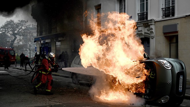 ຝຣັ່ງ: ມີການໃຊ້ຄວາມຮຸນແຮງໃນການແຫ່ຂະບວນປະທ້ວງ (ເສື້ອເຫຼືອງ)