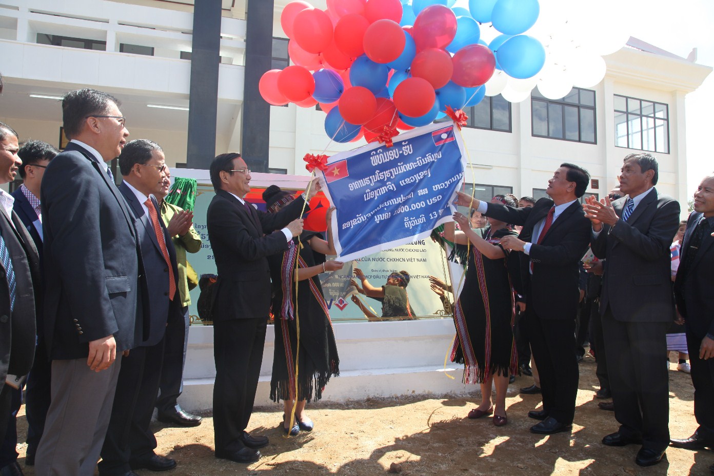 ພິທີເປີດສະຫຼອງ ແລະ ມອບຮັບກິດຈະກຳກໍ່ສ້າງໂຮງຮຽນມັດທະຍົມສົມບູນດາກຈຶງ