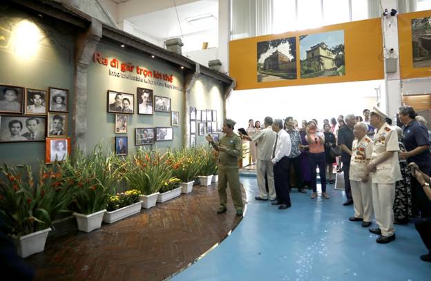 ຄວາມຊົງຈຳລະດູໃບໄມ້ຫຼົ່ນ - ຮູບພາບປົດປ່ອຍນະຄອນຫລວງ ວັນທີ 10 ຕຸລາ 1954