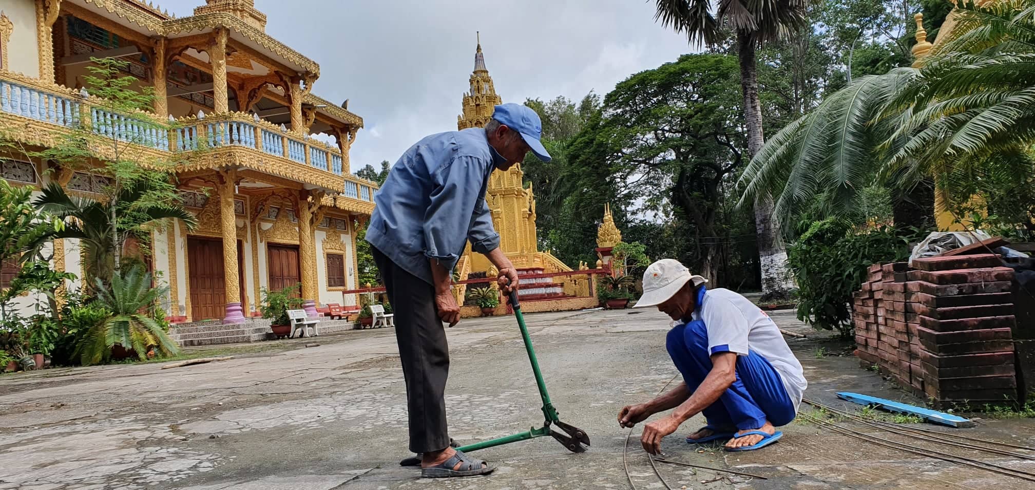 ຊາວກະສິກອນອາວຸໂສການກຸສົນສ້າງຂົວຊົນນະບົດ
