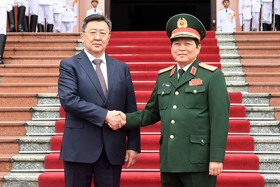 ລັດຖະມົນຕີກະຊວງປ້ອງກັນປະເທດ ມົງໂກນ ຢ້ຽມຢາມ ຫວຽດນາມ ຢ່າງເປັນທາງການ