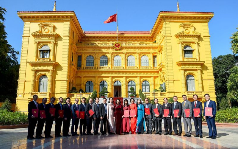 ພິທີມອບຂໍ້ຕົກລົງໃຫ້ແກ່ເອກອັກຄະລັດຖະທູດຫວຽດນາມປະຈຳຕ່າງປະເທດອາຍຸການ 2019 - 2022